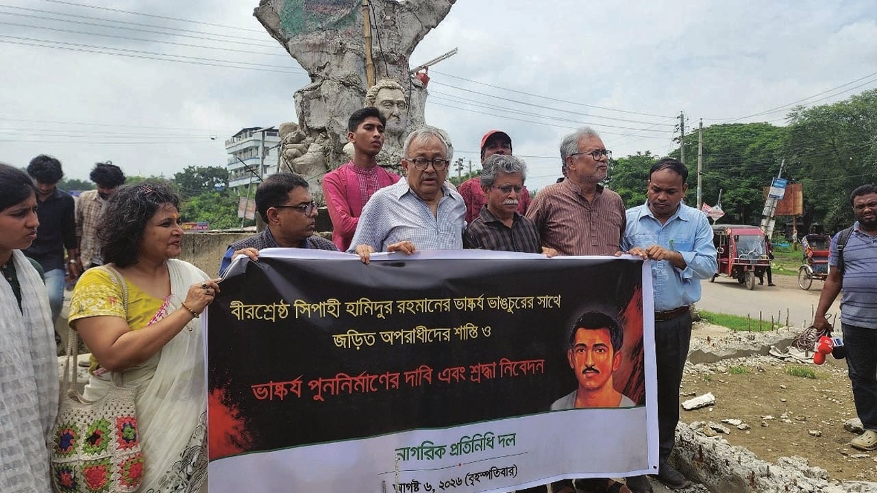 বীরশ্রেষ্ঠ হামিদুর রহমানের ভাস্কর্য ভাঙচুরে জড়িতদের শাস্তির দাবি