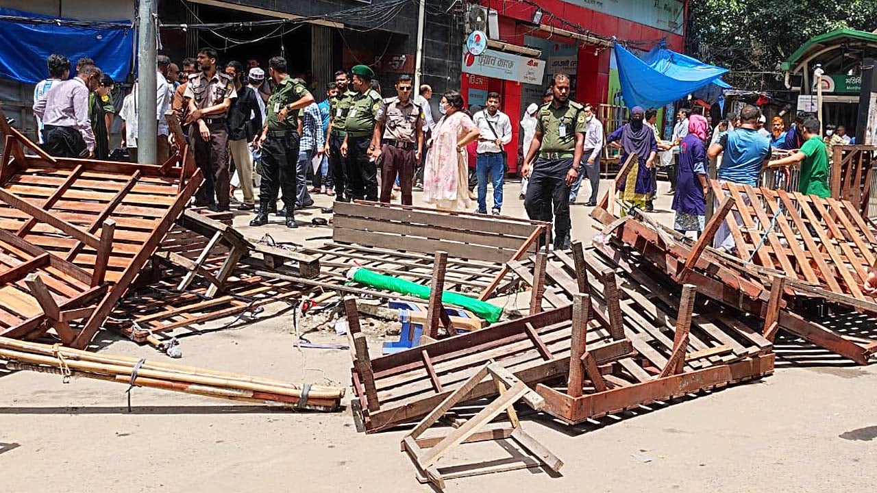 মতিঝিল মেট্রোরেল স্টেশন এলাকায় উচ্ছেদ অভিযান
