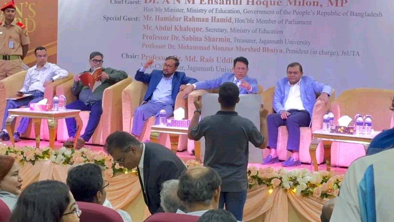 শিক্ষামন্ত্রীর অনুষ্ঠানে পোস্টার  হাতে জবি ছাত্রশক্তির প্রতিবাদ