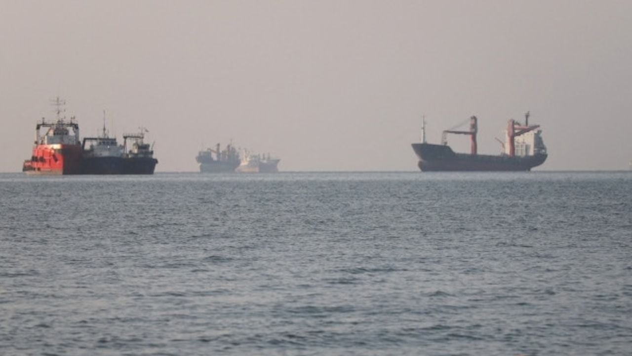 হরমুজ প্রণালি সম্পূর্ণ বন্ধের ঘোষণা ইরানের