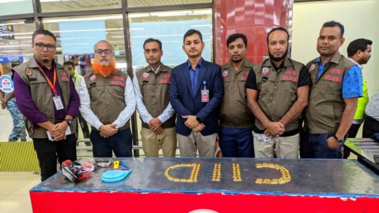 শাহজালালে দুই বিমানকর্মীর জুতায় মিললো প্রায় সাড়ে ৯ কেজি স্বর্ণ