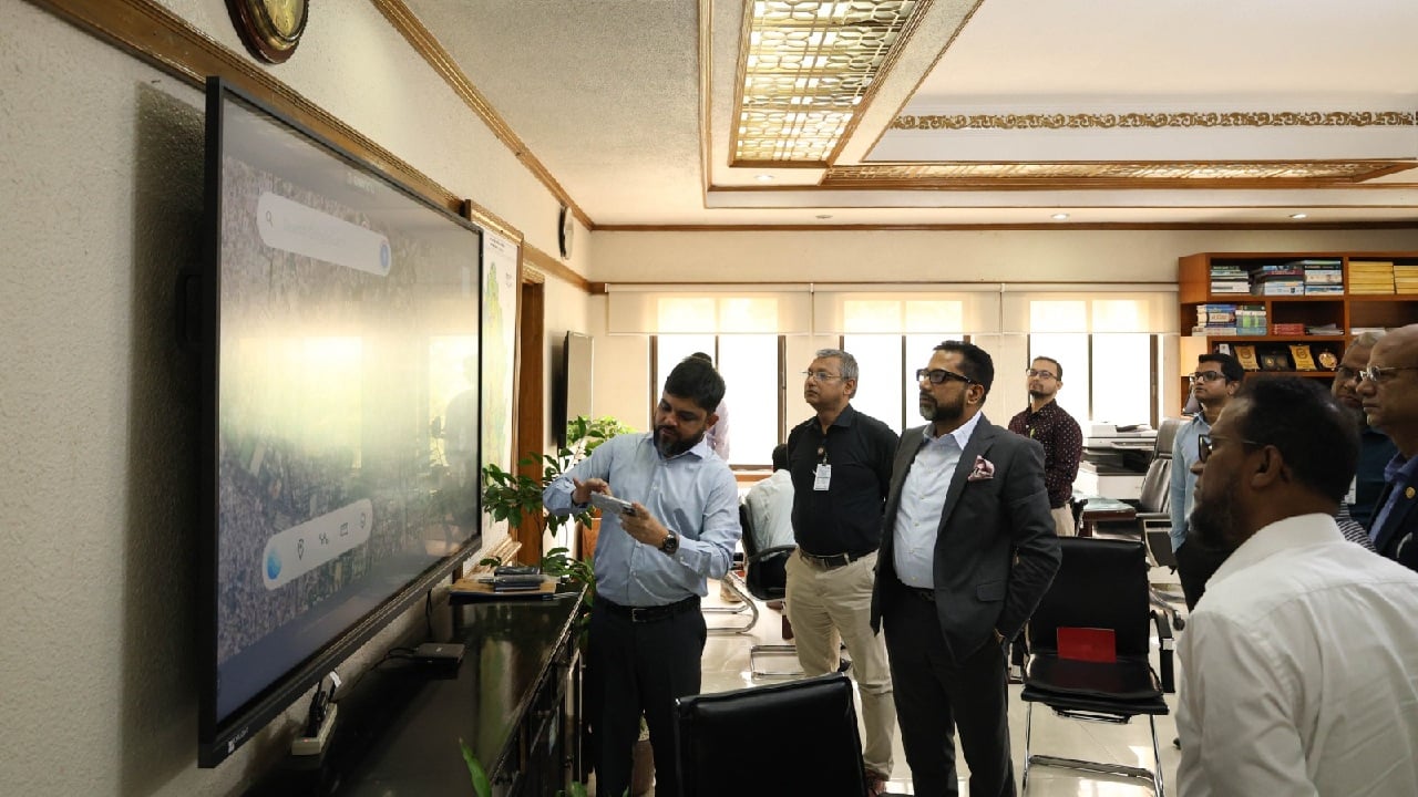 রাজধানী উন্নয়ন কর্তৃপক্ষের অডিটোরিয়ামে মতবিনিময় সভা শেষে গৃহায়ন ও গণপূর্ত প্রতিমন্ত্রী আহম্মদ সোহেল মনজুর ঢাকা শহরের ম্যাপ পরিদর্শন করেন।