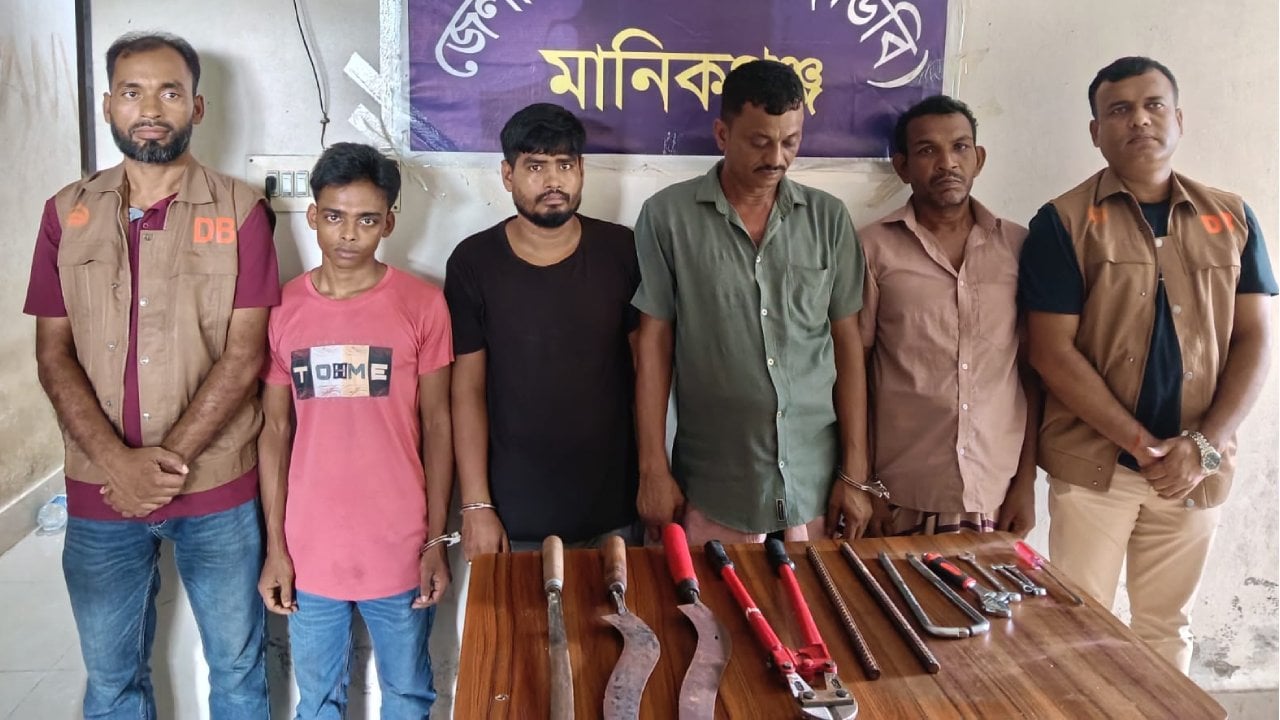 অস্ত্রসহ আন্তঃজেলা ডাকাত চক্রের ৫ সদস্য গ্রেপ্তার, পিকআপ জব্দ