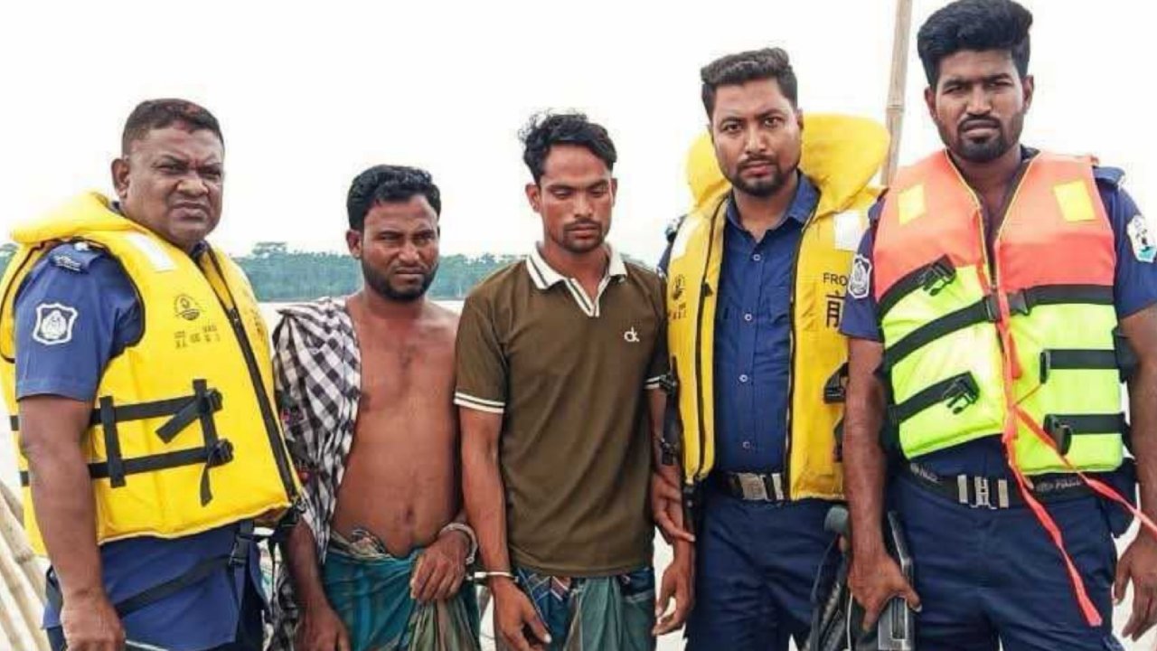 ইলিশা নদীতে বাল্কহেড থামিয়ে চাঁদাবাজি, হাতেনাতে আটক ২ 