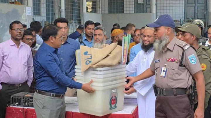 ঠাকুরগাঁও-১ উপনির্বাচনের ভোটগ্রহণ বৃহস্পতিবার, কেন্দ্র পৌঁছালো সরঞ্জাম