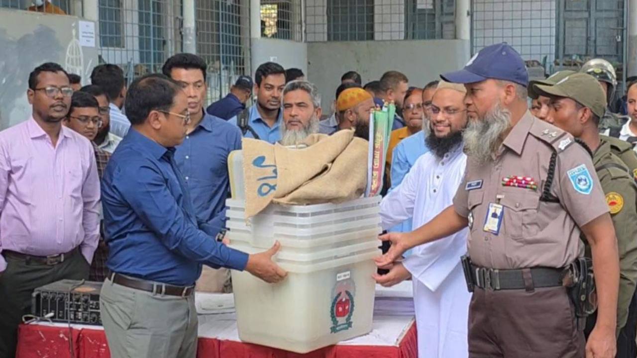 ঠাকুরগাঁও-১ উপনির্বাচনের ভোটগ্রহণ বৃহস্পতিবার, কেন্দ্র পৌঁছালো সরঞ্জাম