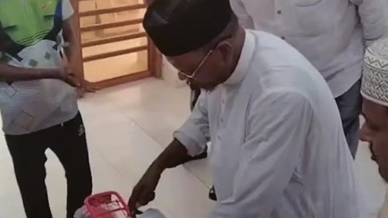 সরকারি সাইকেল নাতনিকে উপহার দিলেন জামায়াত নেতা