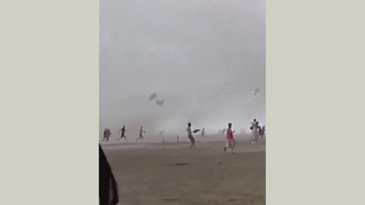 টর্নেডোর সময় ছোটাছুটি করছেন পর্যটকরা