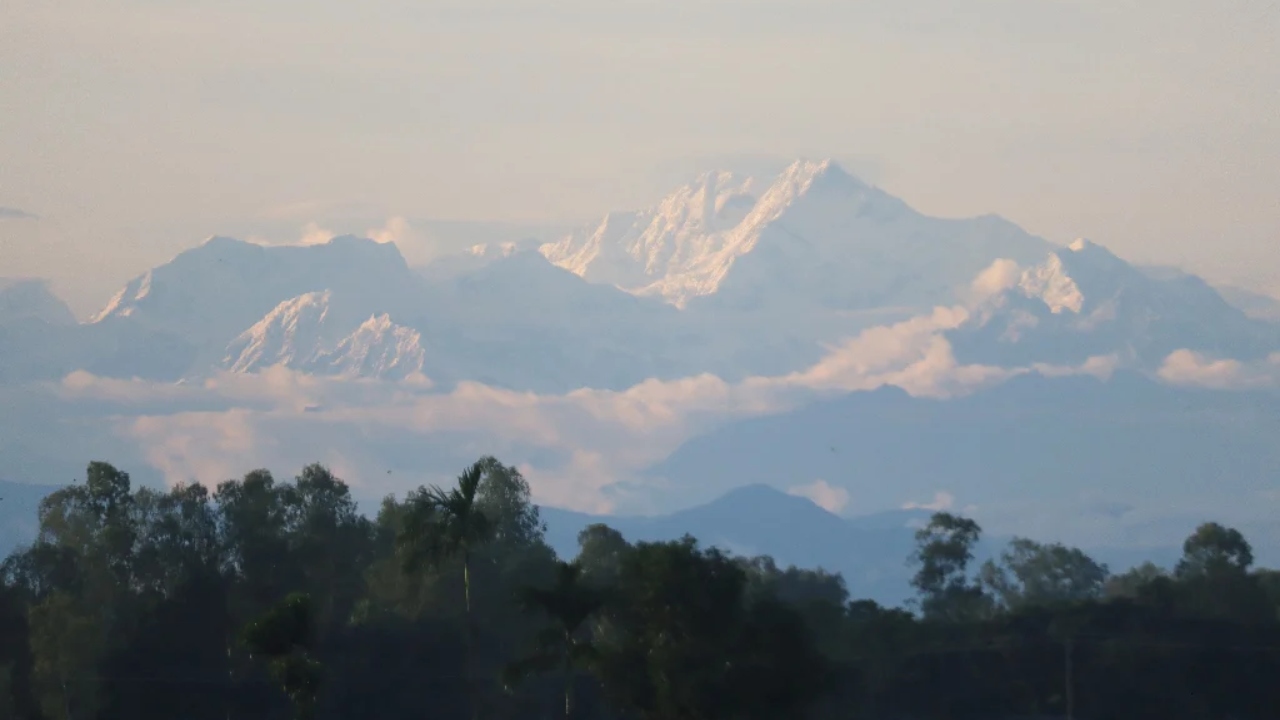 শীত আসার আগেই কাঞ্চনজঙ্ঘার হাতছানি, প্রকৃতিপ্রেমীদের ঢল