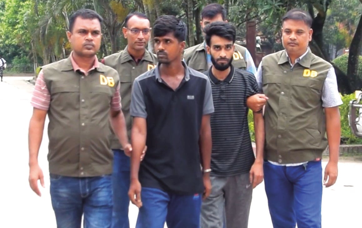 সন্তানের সামনে বাবাকে গুলি করে হত্যা, গ্রেপ্তার ৩