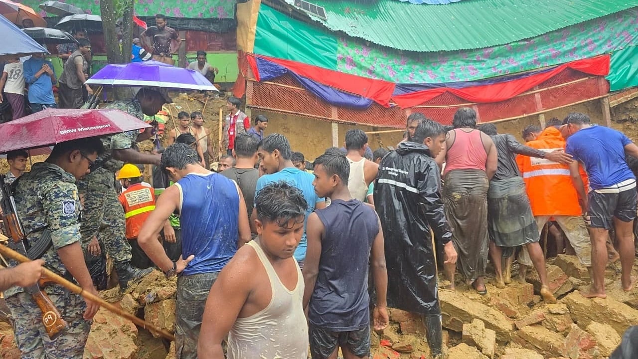 টানা বর্ষণে বিপর্যস্ত চট্টগ্রাম: প্লাবিত ৫ জেলা, ৩ দিনে ২২ জনের মৃত্যু
