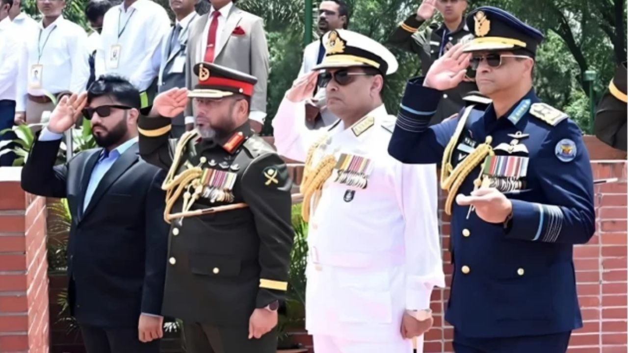 তিন বাহিনীর সঙ্গে স্মৃতিসৌধে স্যালুট দেন ইশরাক