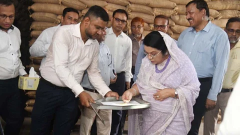 আকস্মিক পরিদর্শনে খাদ্যমন্ত্রী, দেখলেন চাল-আটার মান