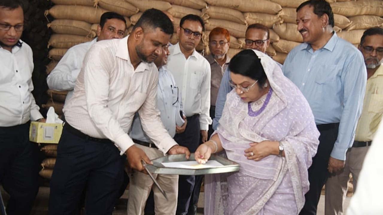 আকস্মিক পরিদর্শনে খাদ্যমন্ত্রী, দেখলেন চাল-আটার মান