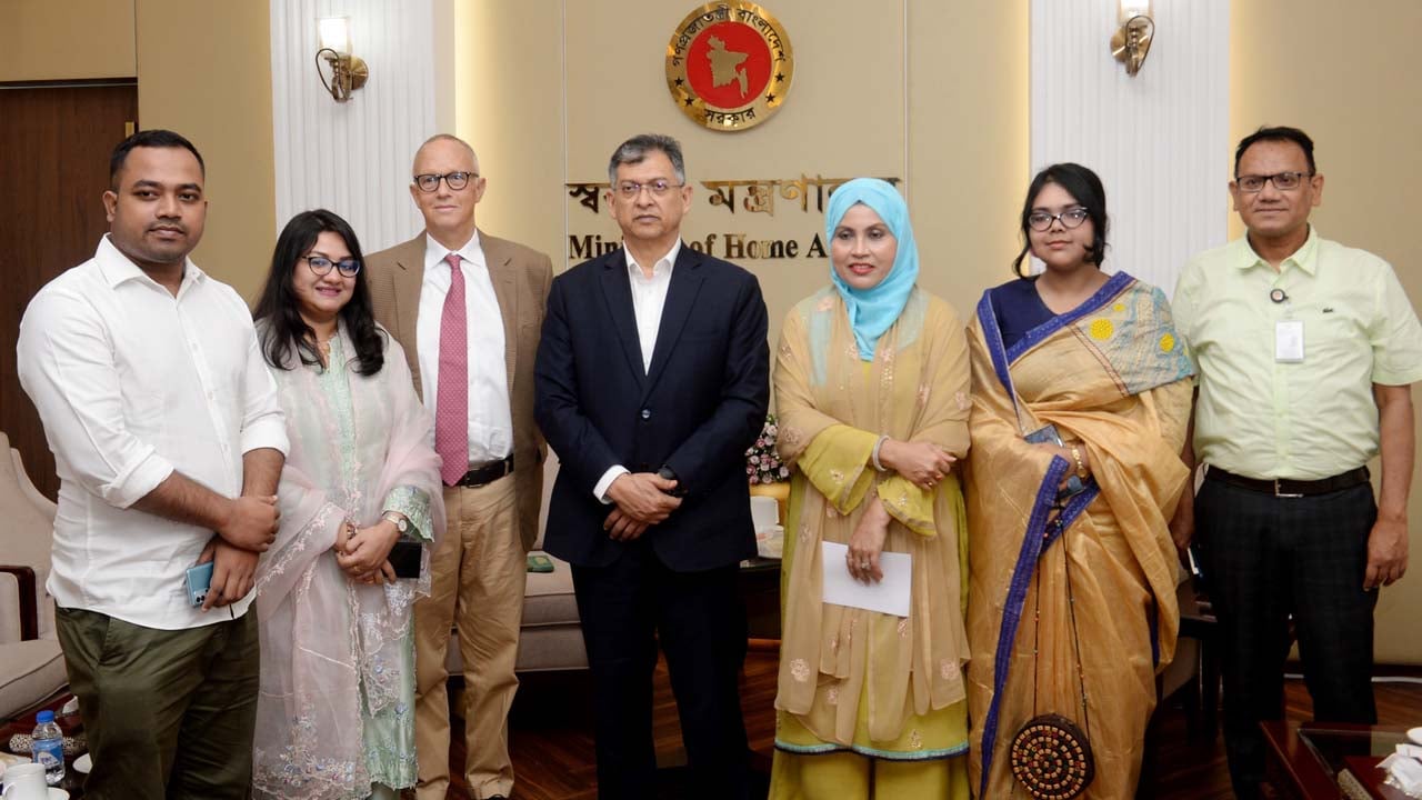 স্বরাষ্ট্রমন্ত্রী সালাহউদ্দিন আহমদের সঙ্গে সৌজন্য সাক্ষাৎকালে আন্তর্জাতিক রিপাবলিকান ইনস্টিটিউটের (আইআরআই) প্রতিনিধি দলের সদস্যরা