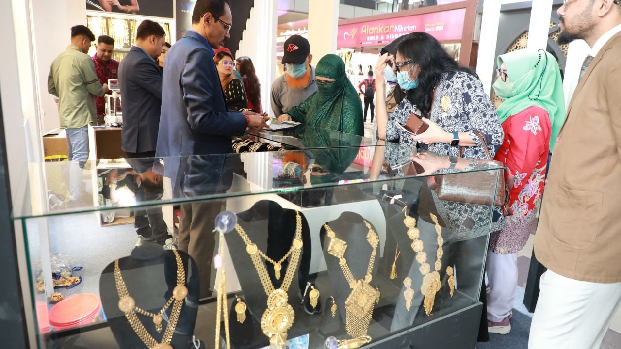 আজ যে দামে বিক্রি হচ্ছে স্বর্ণ