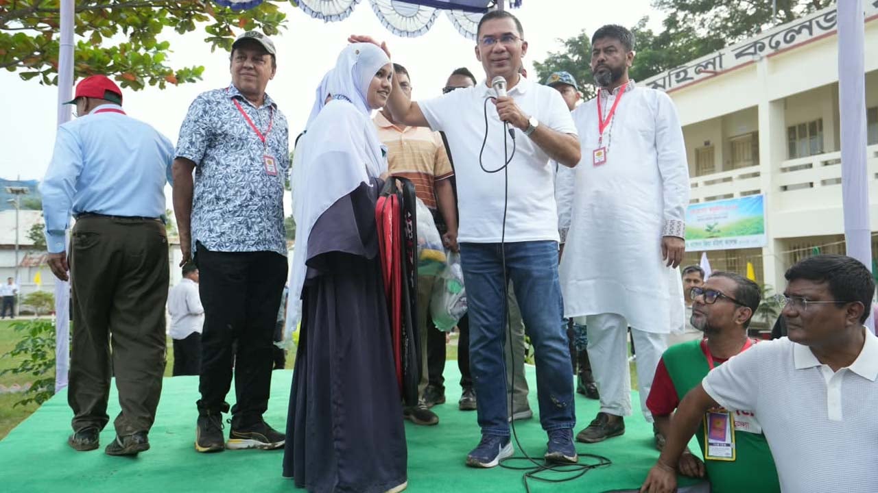 শিক্ষার্থীদের মাঝে ক্রীড়া সামগ্রী বিতরণ করেন প্রধানমন্ত্রী তারেক রহমান। ছবি: পিএমও