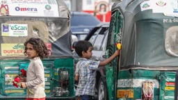 সিগন্যালেই তাদের স্কুল, ফুটপাতেই ঘর!
