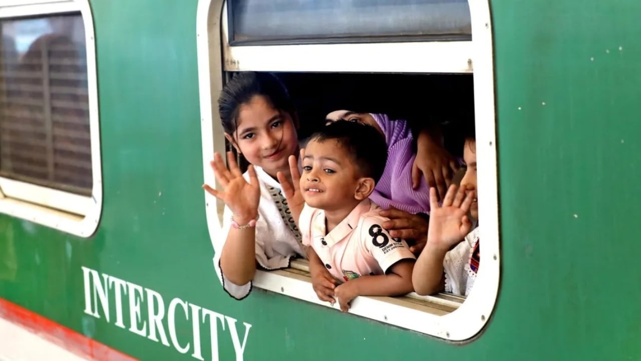 এ যেন ঘরমুখো মানুষের ‘থিম সং’