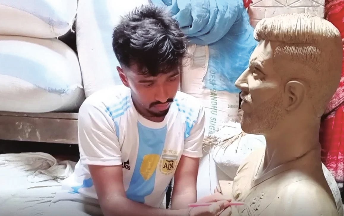 মেসির প্রতি ভালোবাসা, আবক্ষ মূর্তি গড়লেন মৃৎশিল্পী
