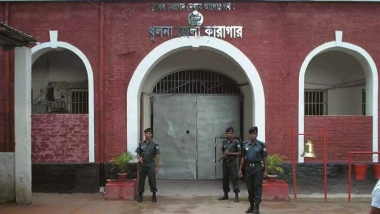 খুলনায় কারাগারের দেয়াল টপকে পালিয়েছেন হাজতি