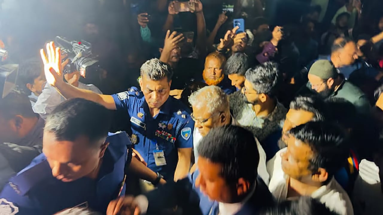 চুয়েটে না ফেরার শর্তে পুলিশি পাহারায় ক্যাম্পাস ছাড়লেন ভিসি