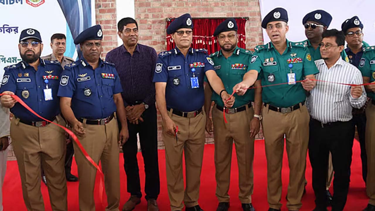 নতুন পোশাকে মাঠে নেমেছে পুলিশ