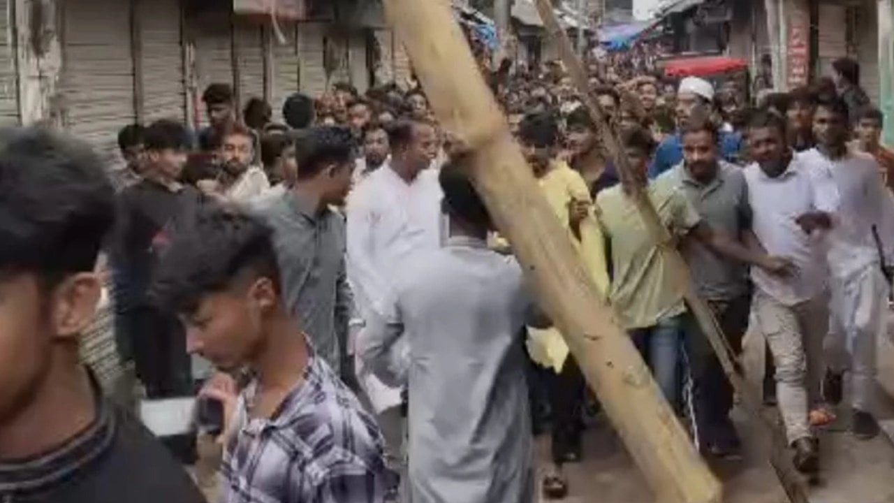নোয়াখালীতে নিষিদ্ধ ছাত্রলীগের বিক্ষোভ মিছিল, প্রতিহত করতে পারেনি পুলিশ