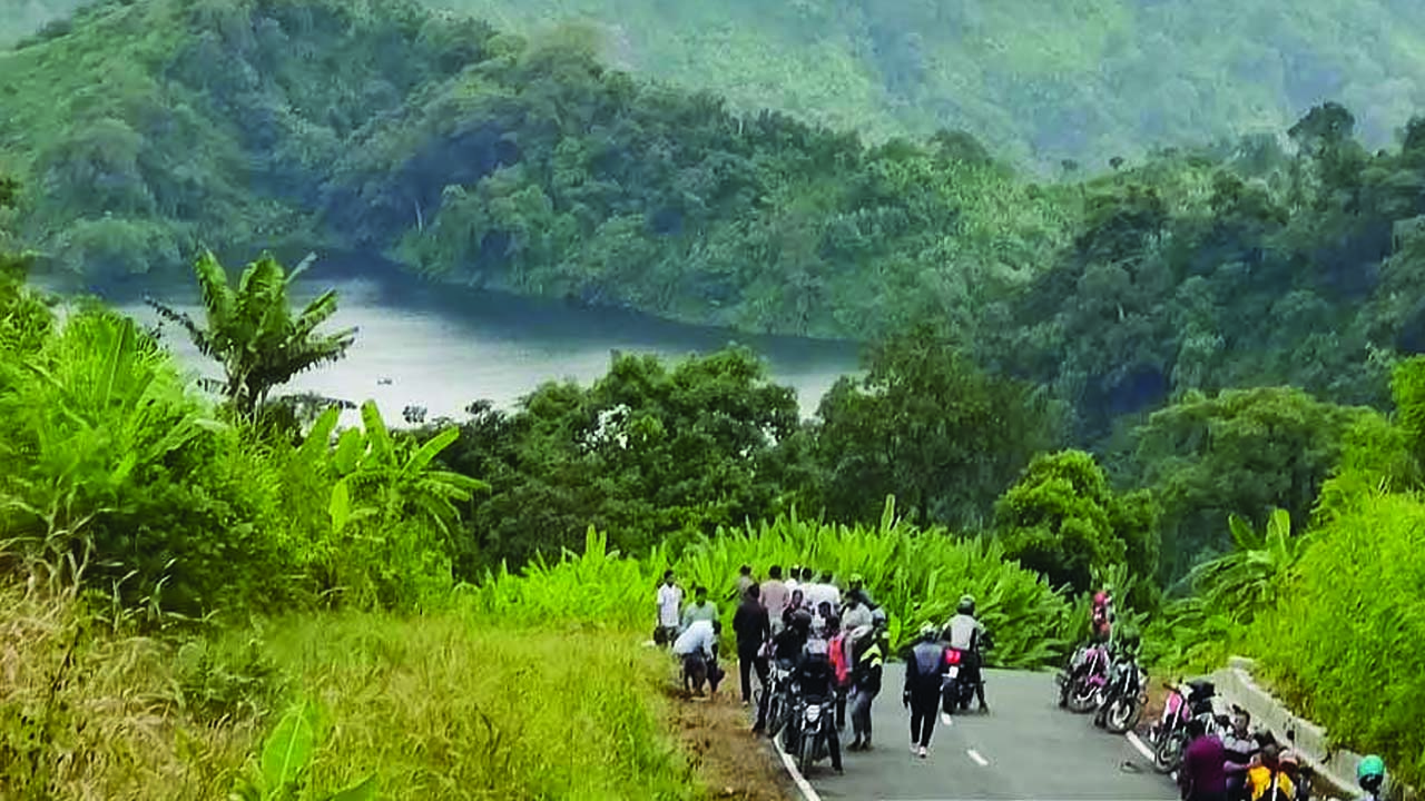 পাহাড়ের খাদ থেকে ২ পর্যটকের মরদেহ উদ্ধার
