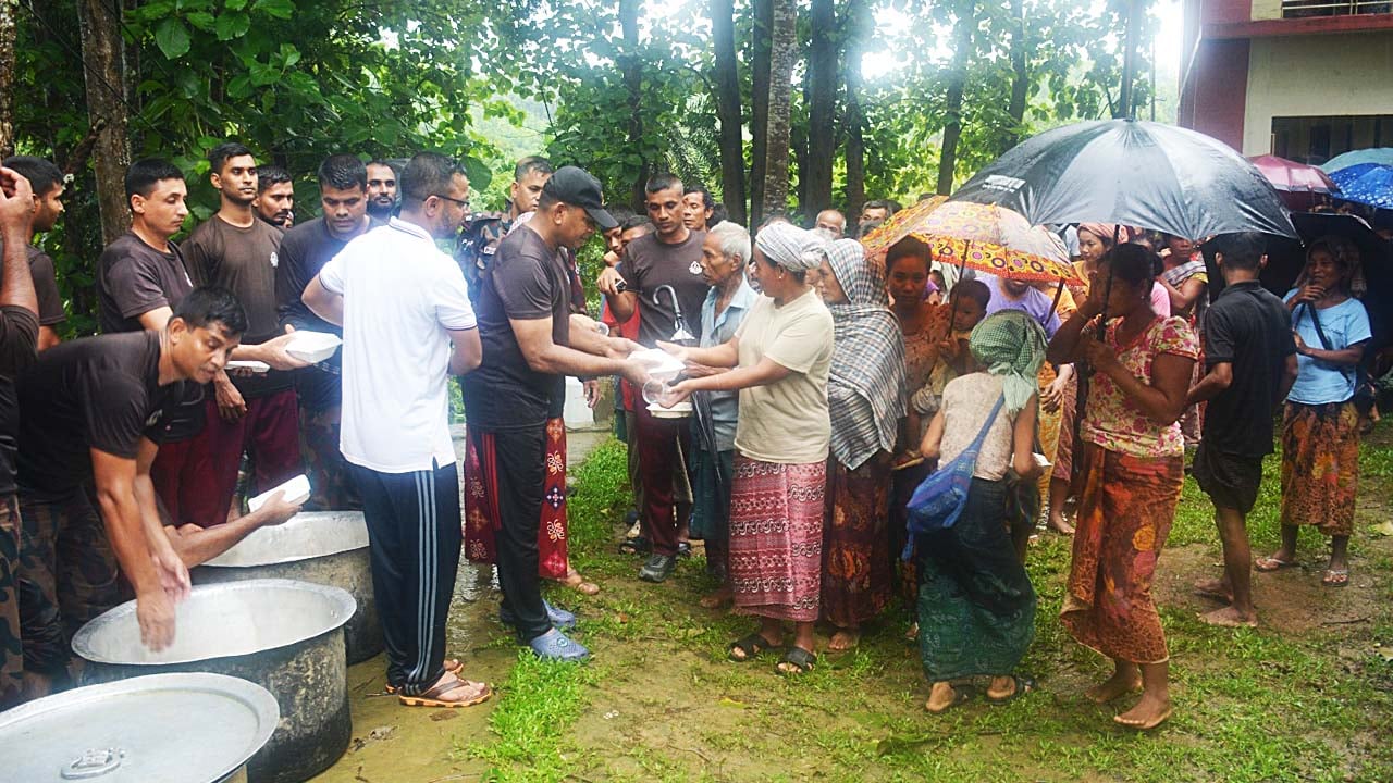 বান্দরবানে বন্যাদুর্গত মানুষের পাশে বিজিবি
