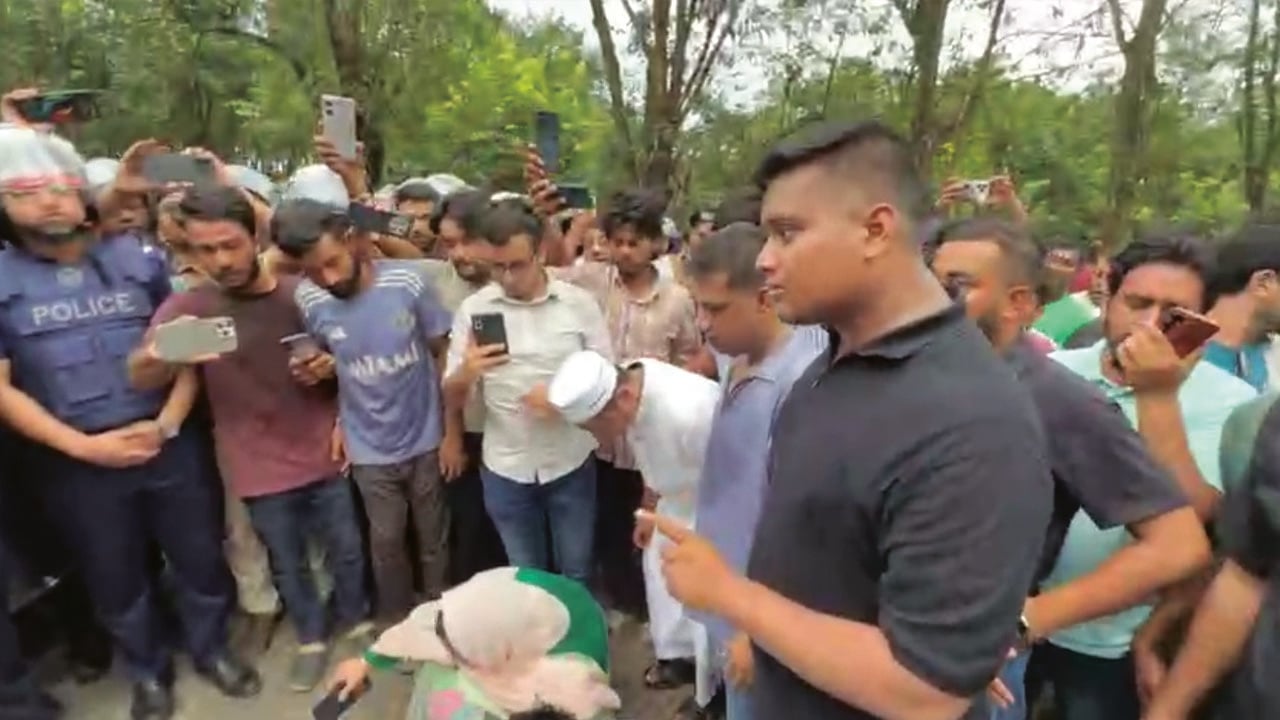 হবিগঞ্জে প্রবেশে পুলিশি বাধায় এনসিপি নেতারা