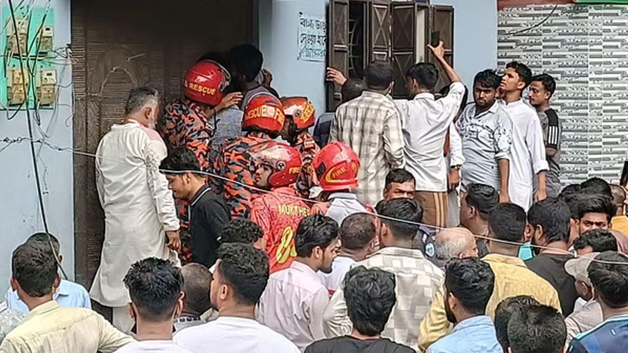 লক্ষ্মীপুরে বাসায় ঢুকে মা-দুই মেয়েকে কুপিয়ে হত্যা