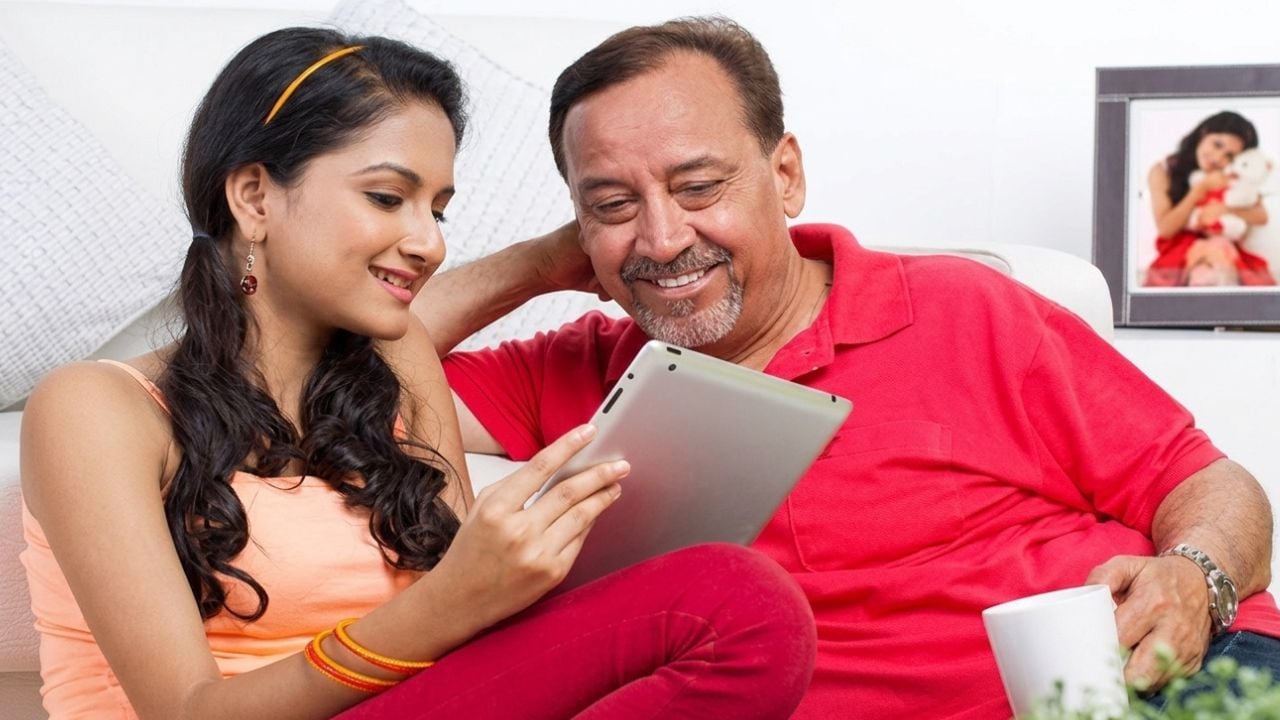 তরুণীরা কেন বয়সে বড় পুরুষের প্রতি আকর্ষণ অনুভব করে
