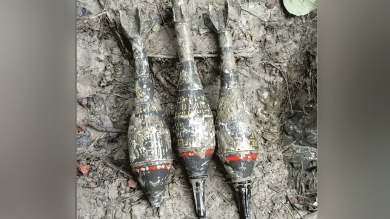 সড়ক খুঁড়তে গিয়ে মিললো ৩ মর্টার শেল