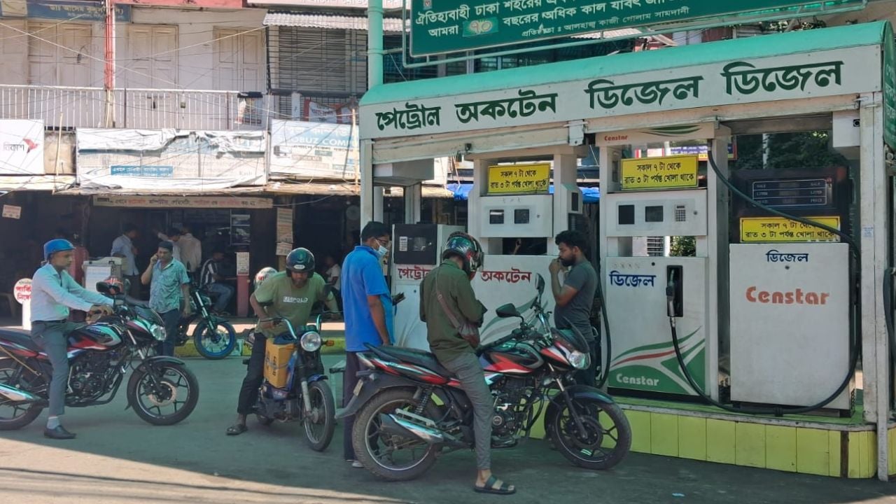 পুরান ঢাকার ঐতিহ্যবাহী পেট্রোল পাম্পে নতুন দামে জ্বালানি তেল নিচ্ছেন মোটরসাইকেল চালকরা