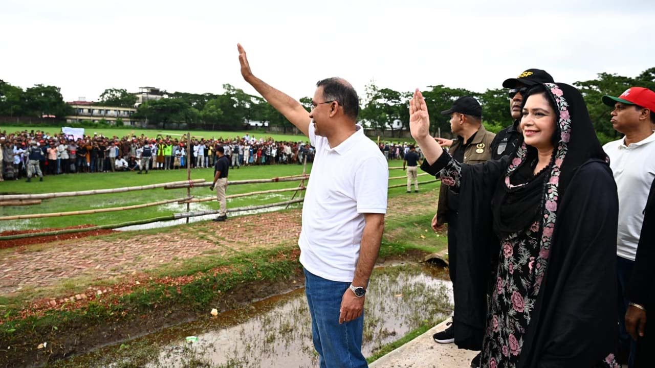 পেকুয়ায় পৌঁছার পর স্থানীয় জনতার উদ্দেশে হাত নাড়েন তারেক রহমান ও ডা. জুবাইদা রহমান