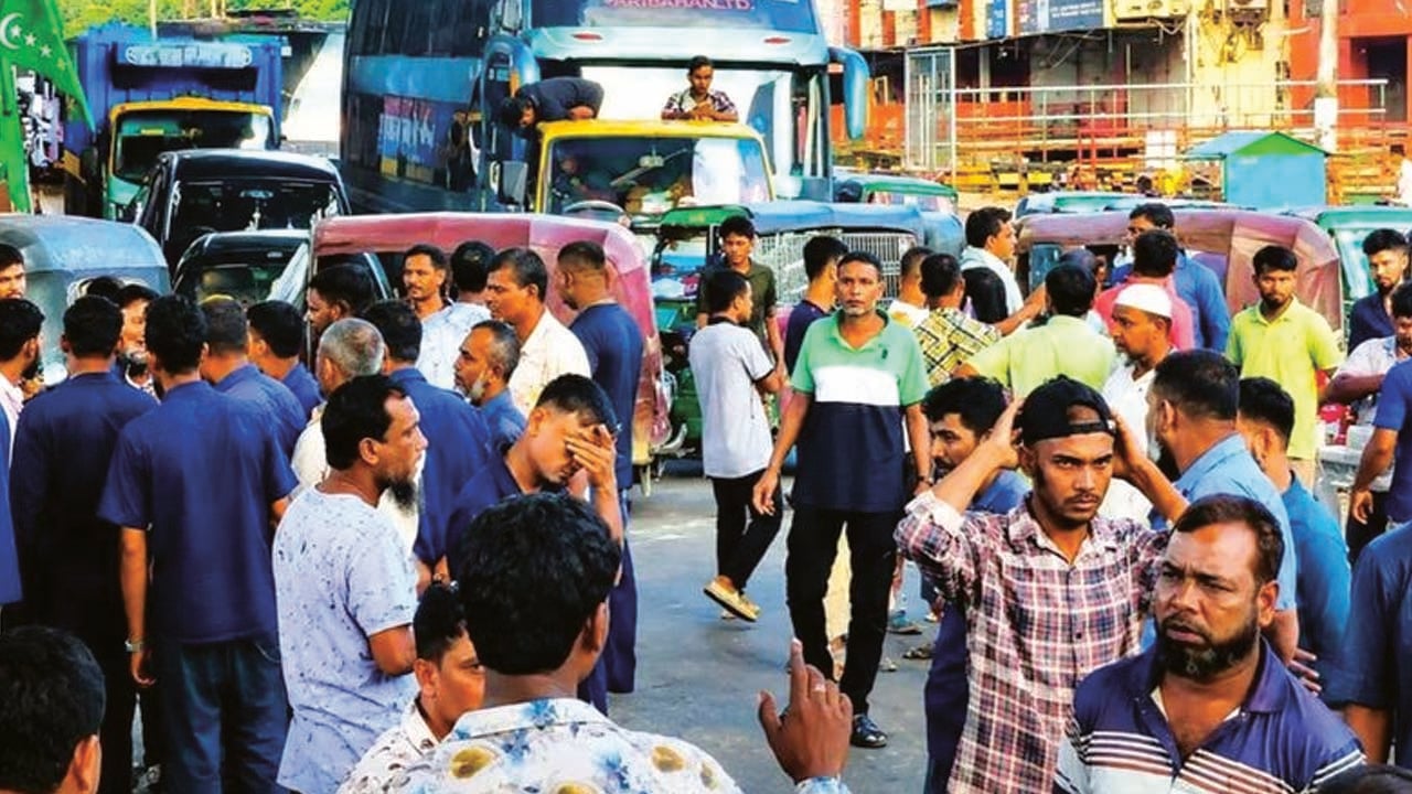 চট্টগ্রামে গ্যাস না পেয়ে সড়ক অবরোধ চালকদের