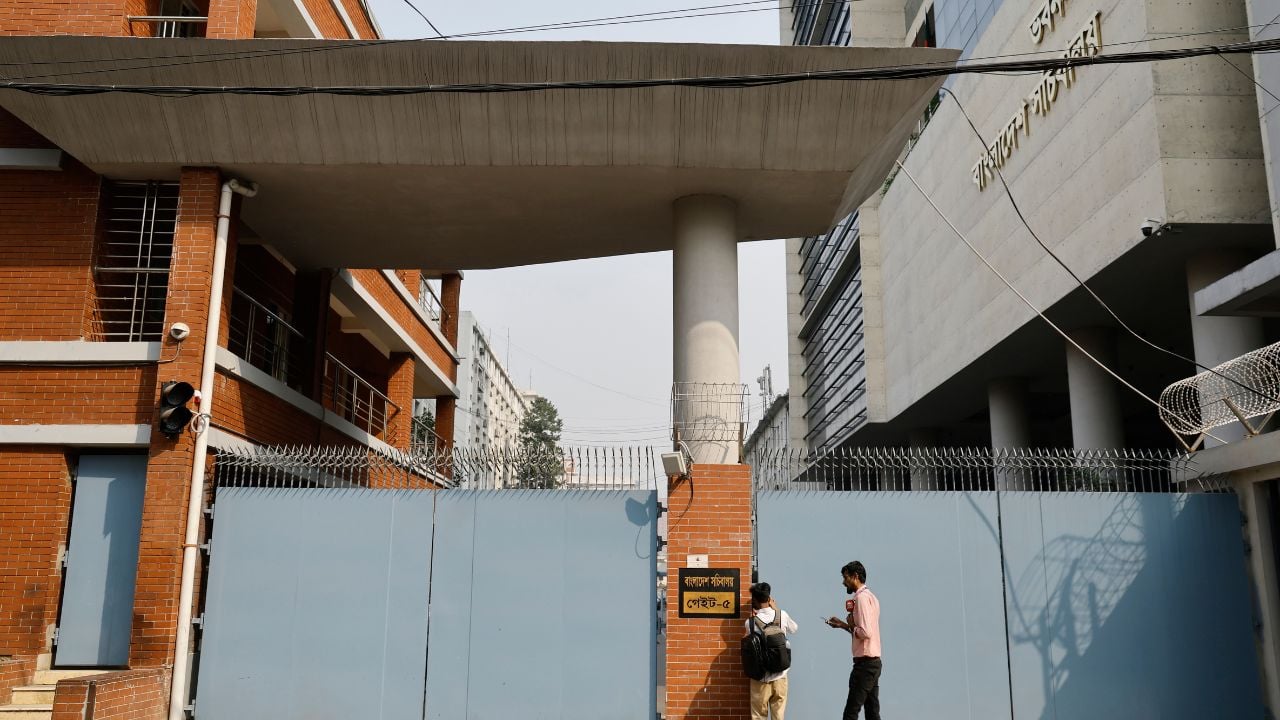 সচিবালয়ে প্রবেশে অনলাইন রেজিস্ট্রেশন 
বাধ্যতামূলক করছে সরকার
