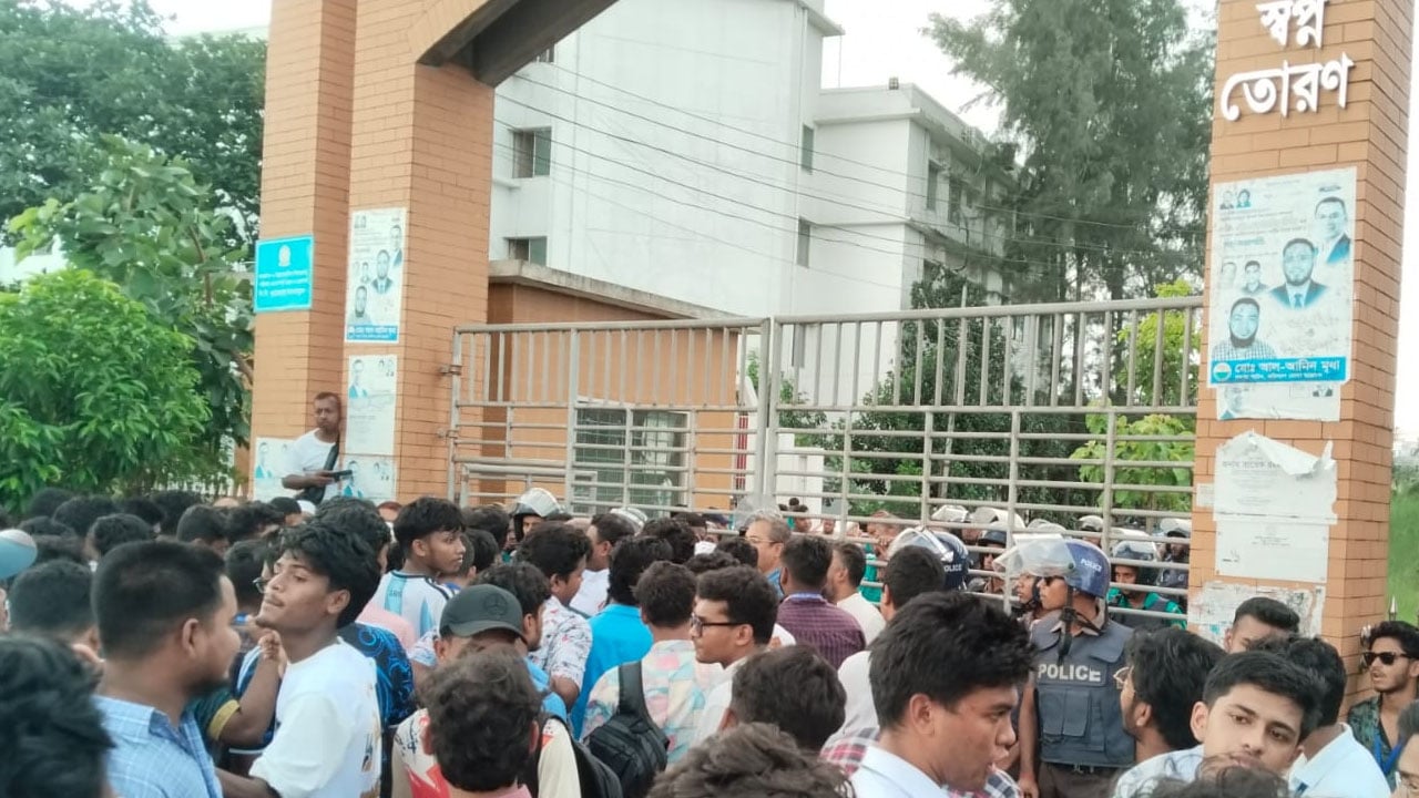 বরিশাল শিক্ষা বোর্ড চেয়ারম্যানের আশ্বাসে শিক্ষার্থীদের কর্মসূচি প্রত্যাহার