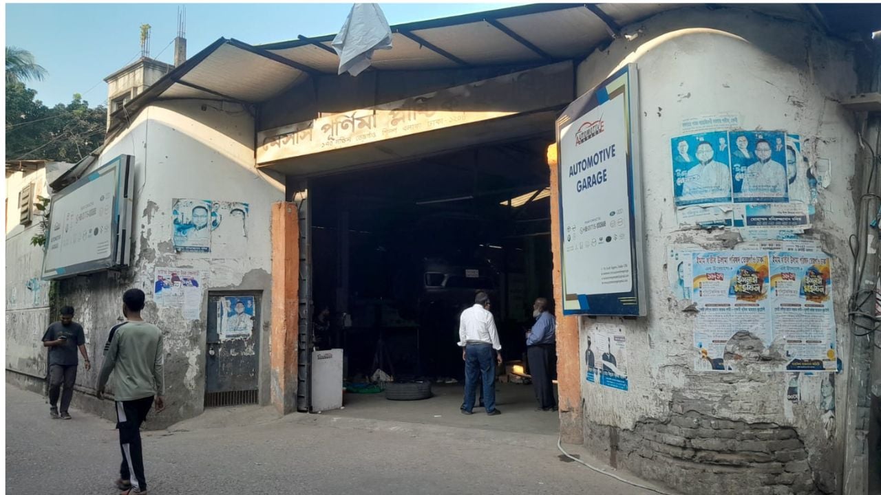 রাজধানীর তেজগাঁও বাণিজ্যিক এলাকার অটোমোটিভ গ্যারেজ। এখানেই রাজউকের ১১টি গাড়ির সার্ভিসিং করা হয়। ছবি:সিজেডন টোয়েন্টিফোর