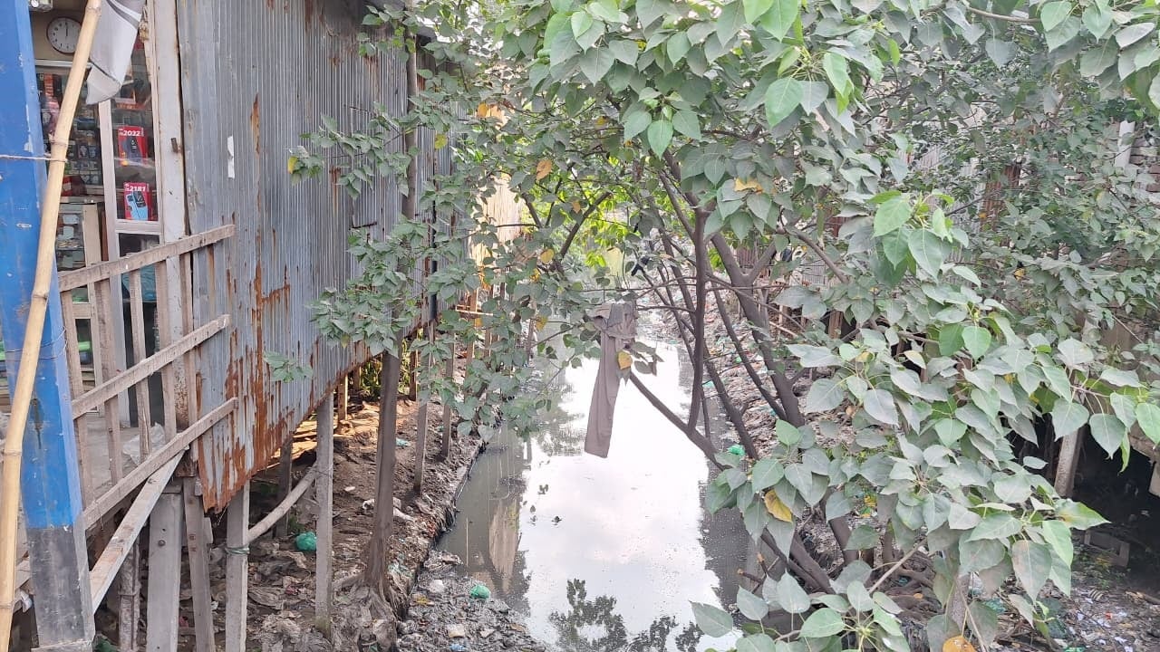 দখল ও স্থাপনা নির্মাণে নন্দীপাড়া ব্রিজের এক পাশে জিরানী খাল সরু নালায় পরিণত হয়েছে। ছবি: সিজেডএন টোয়েন্টিফোর