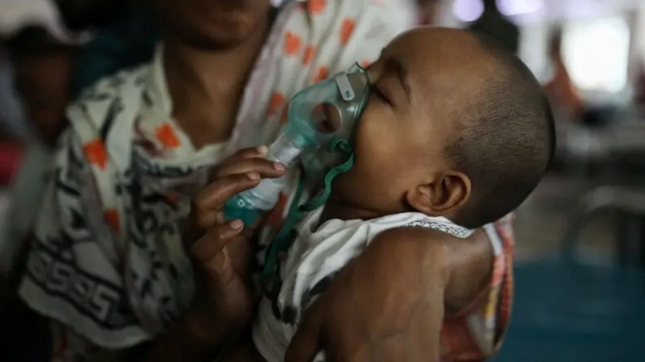 হাসপাতালে চিকিৎসা নিচ্ছে হামে আক্রান্ত এক শিশু। ছবি: রয়টার্স