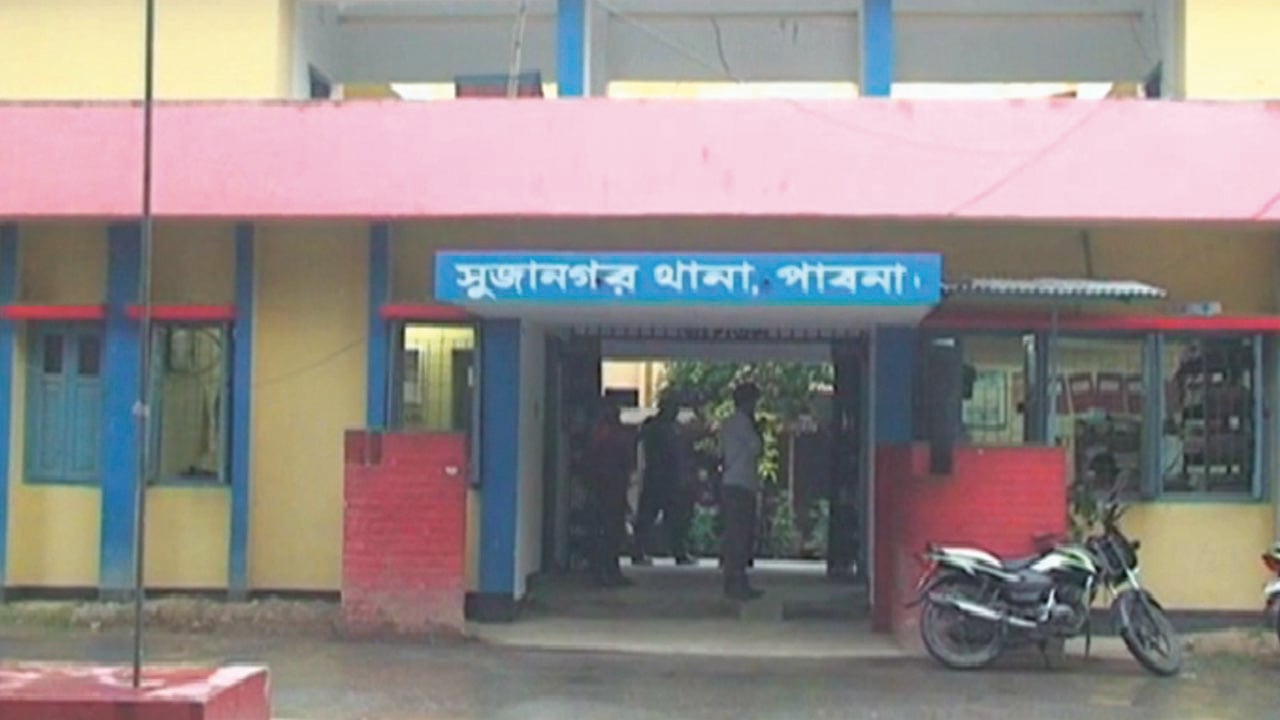 সুজানগরে মাইকে ঘোষণা দিয়ে পুলিশের ওপর হামলার অভিযোগ