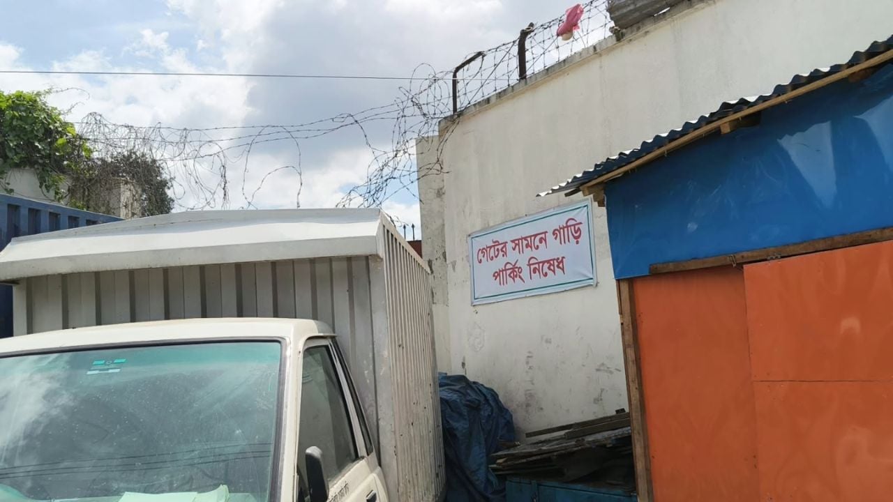 তেজগাঁও কেন্দ্রীয় খাদ্য সংরক্ষাণাগারের (সিএসডি) পূর্ব পাশের গেটে নিষিদ্ধ লিখে রাখার পরও একটি কাভার্ডভ্যান পার্কিং করা হয়েছে। ছবি: সিজেডএন টোয়েন্টিফোর
