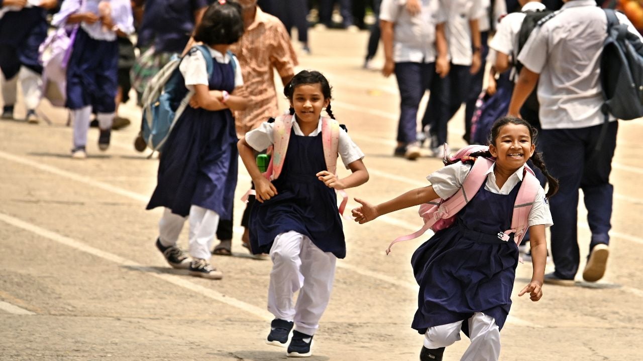 আজ থেকে ১৫ দিনের ছুটিতে সাড়ে ৬৫ হাজার স্কুল