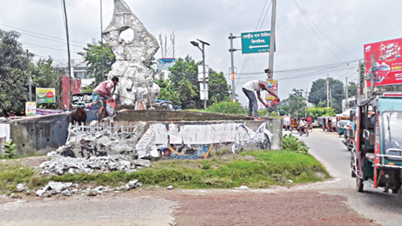 ভেঙে ফেলা হলো বীরশ্রেষ্ঠ হামিদুর রহমানের ভাস্কর্য