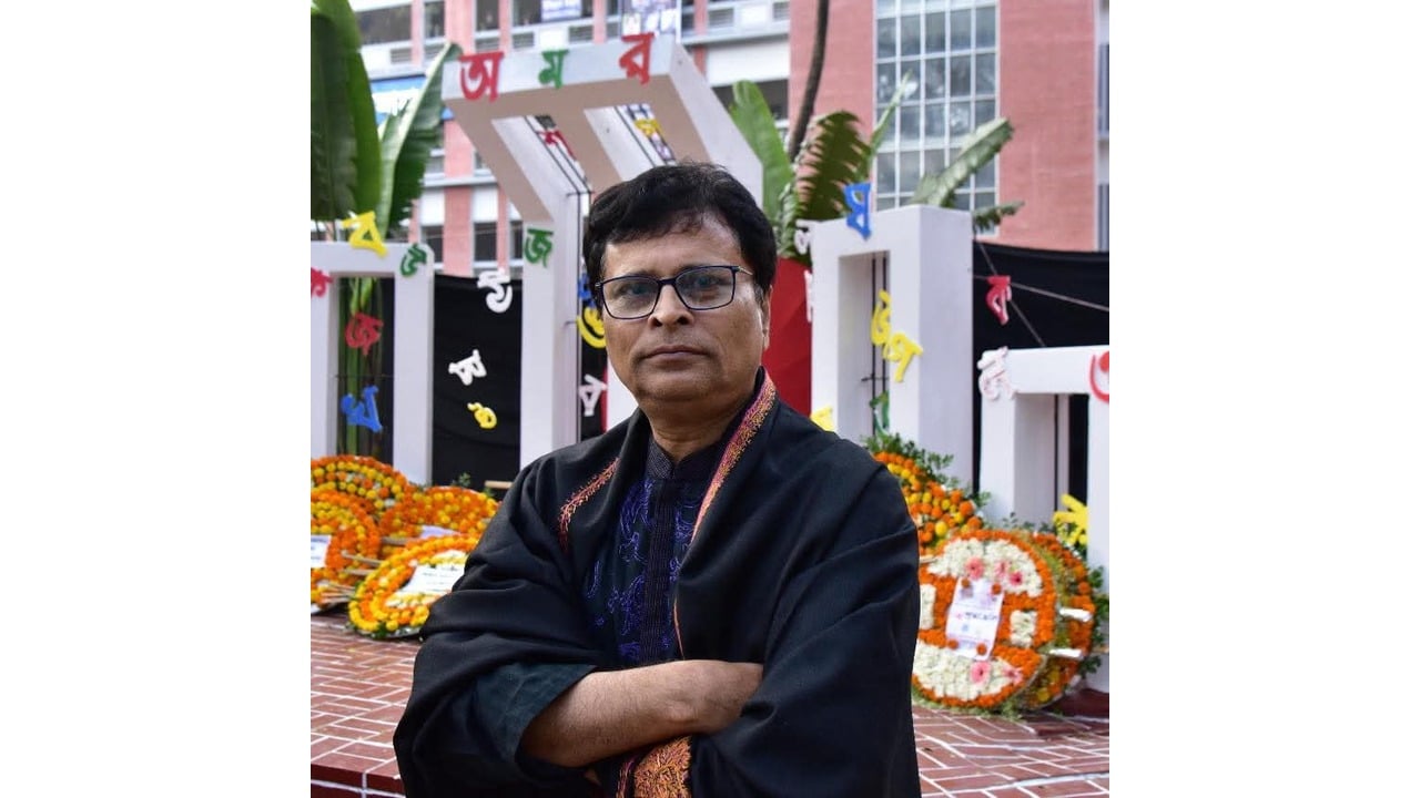 ডিসিইউ’র ভিসিকে ‘থামানোর’ আহ্বান সাবেক ঢাকা কলেজ অধ্যক্ষের