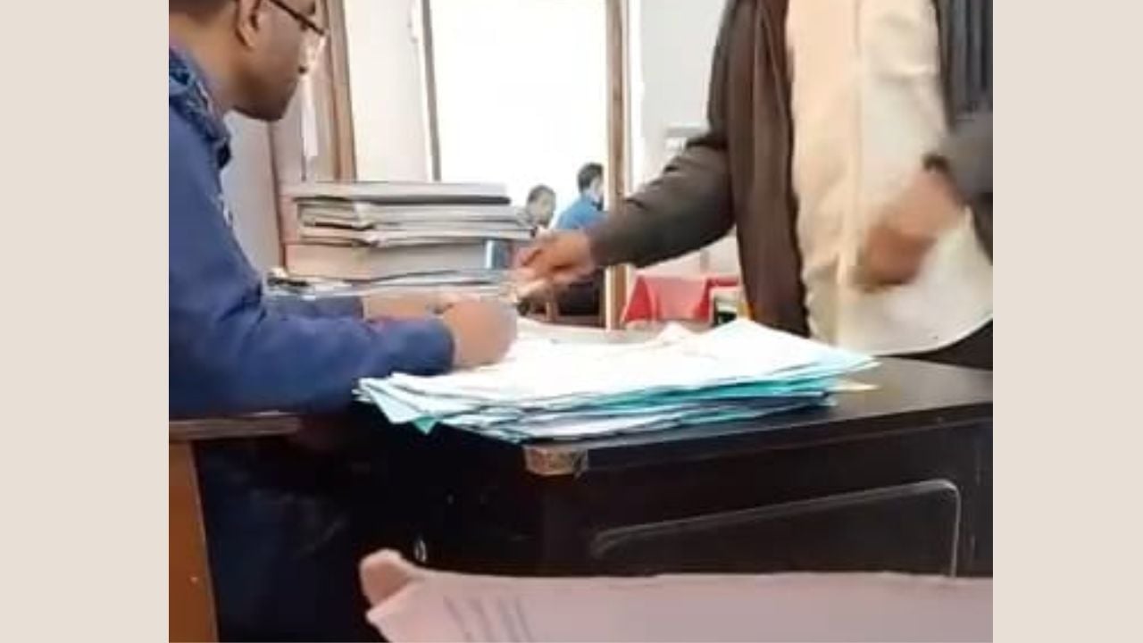 রাজবাড়ীতে ‘ঘুষ’ নেওয়ার ভিডিও ভাইরালের পর এসআই প্রত্যাহার