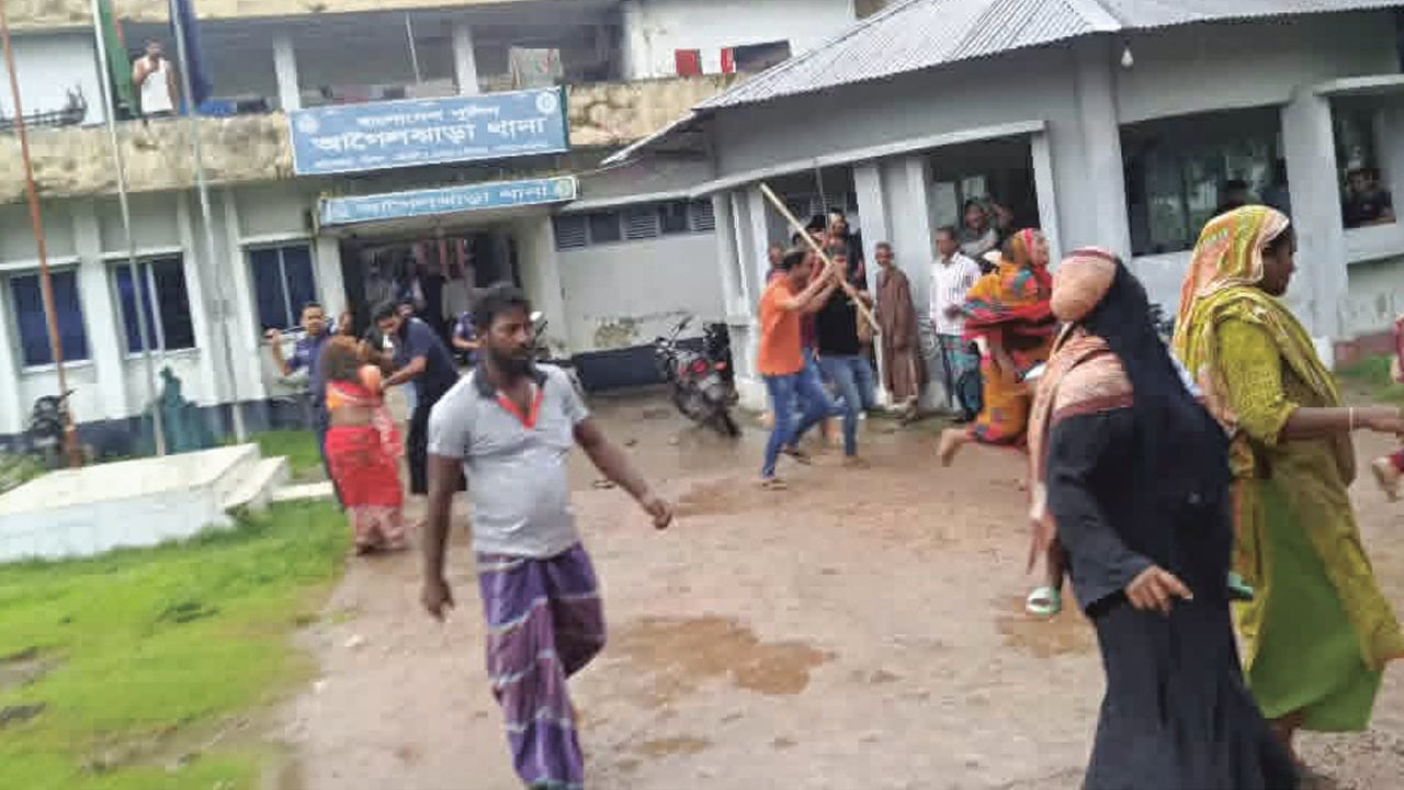 আসামির মৃত্যুর গুজবে থানায় হামলা, আহত ১২