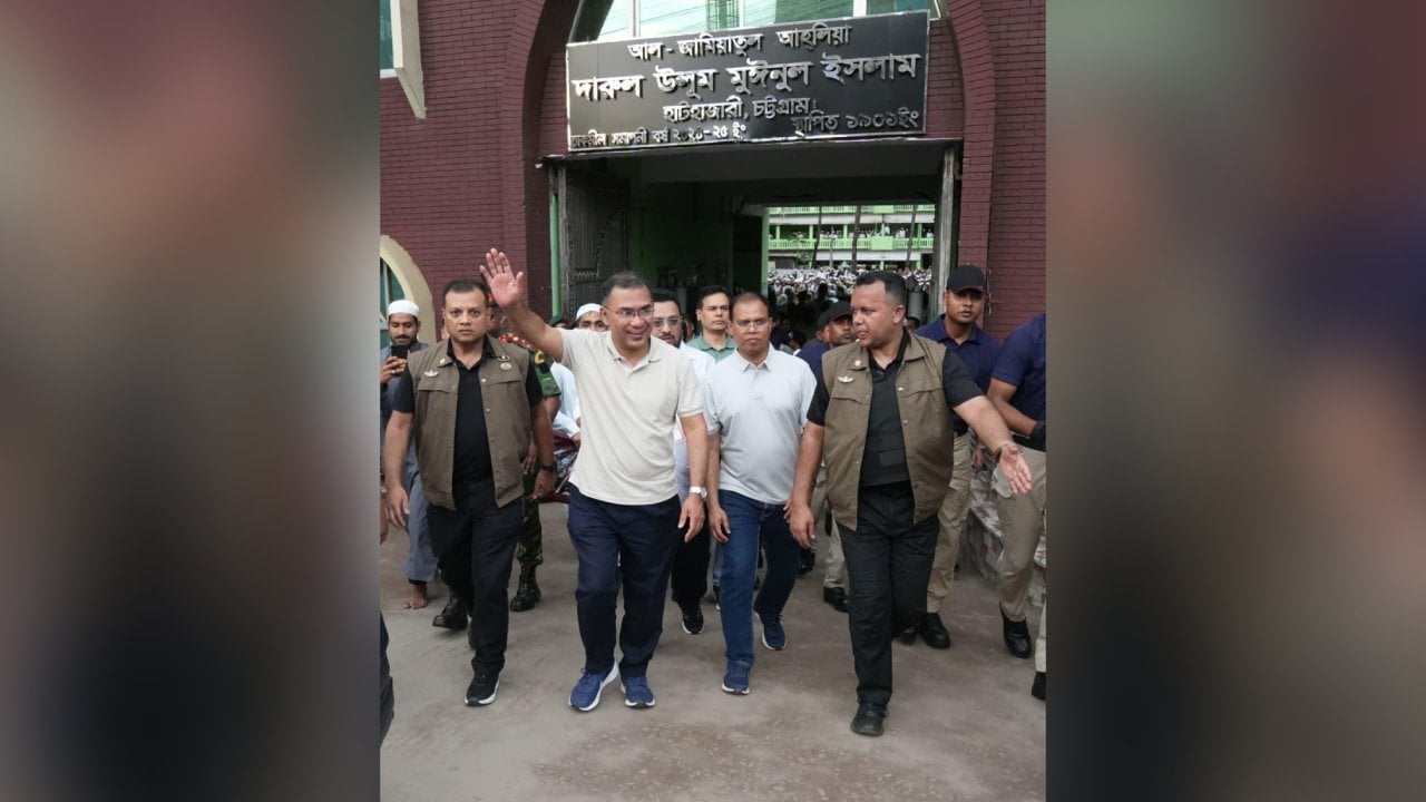 হেফাজতে ইসলামের প্রতিষ্ঠাতা আল্লামা শফীর কবর জিয়ারত প্রধানমন্ত্রীর ২